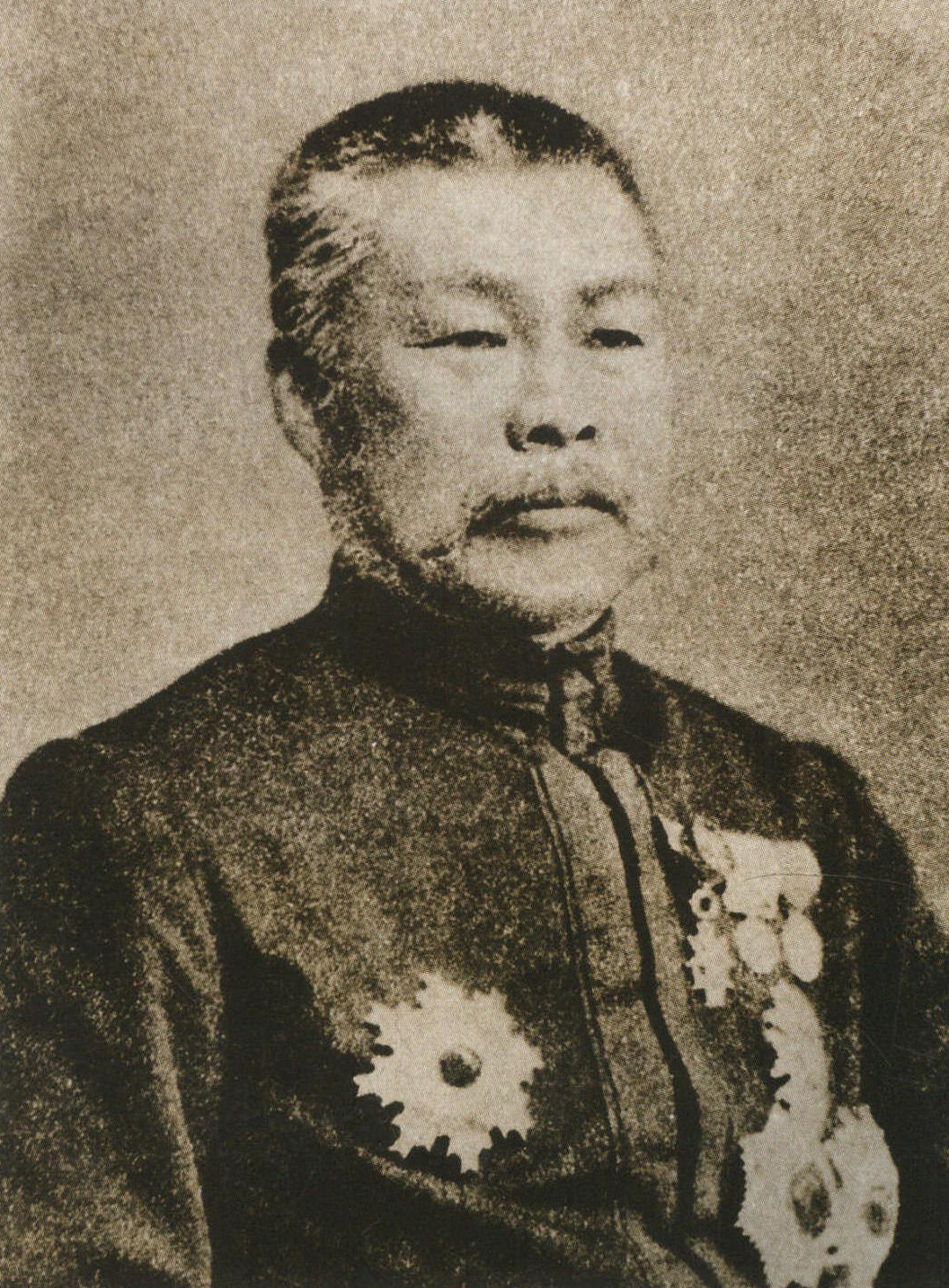 日本首任台湾总督桦山资纪早在1874年曾率部入侵过台湾，甲午战争时担任海军军令部长，随联合舰队参加过黄海海战